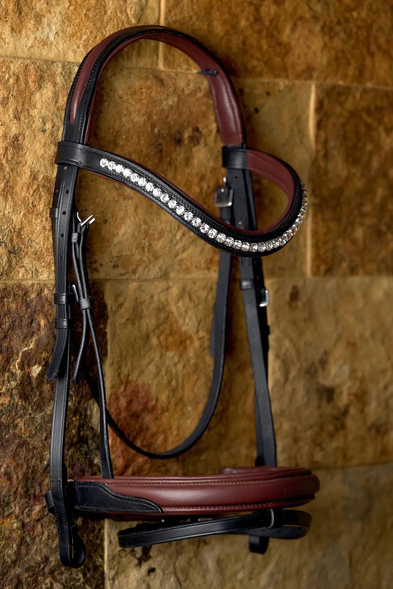 Cabezada Inglesa Vellquine Equestrian Majestic colgada en pared