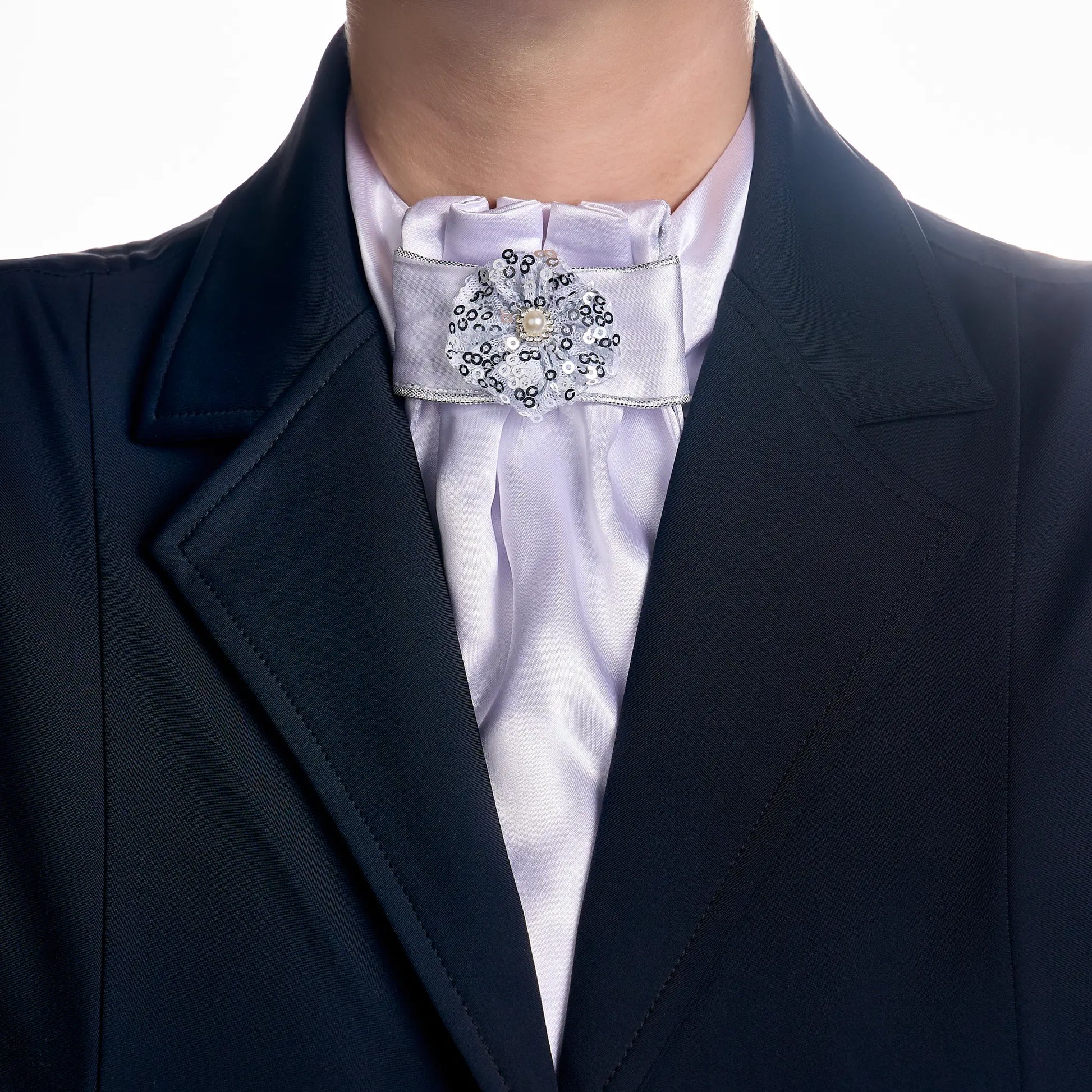 Plastrón Vellquine Fp flor blanca puesto