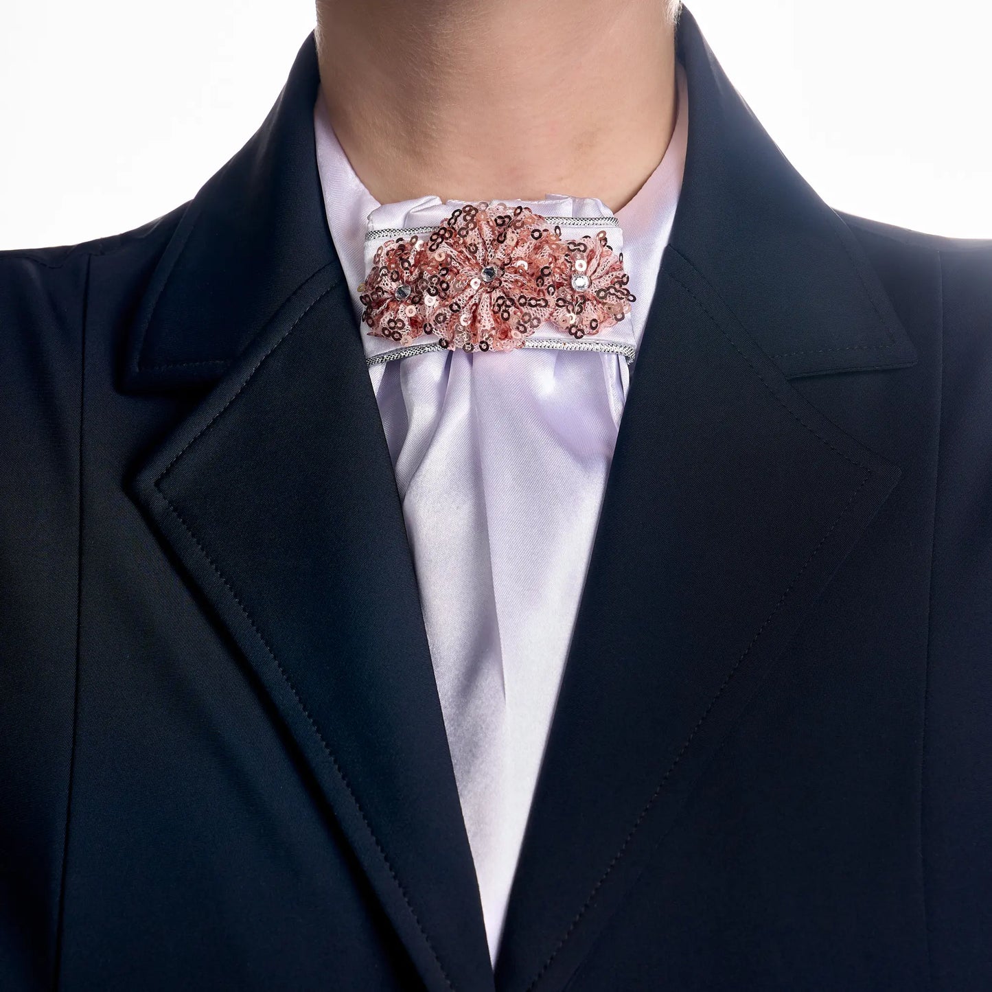 Plastrón Vellquine Fp flor rosa puesto