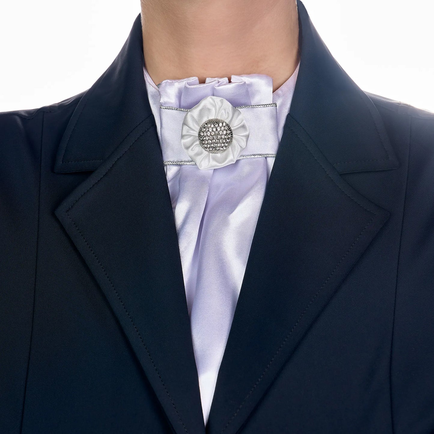 Plastrón Vellquine Fp flor blanca lisa puesto
