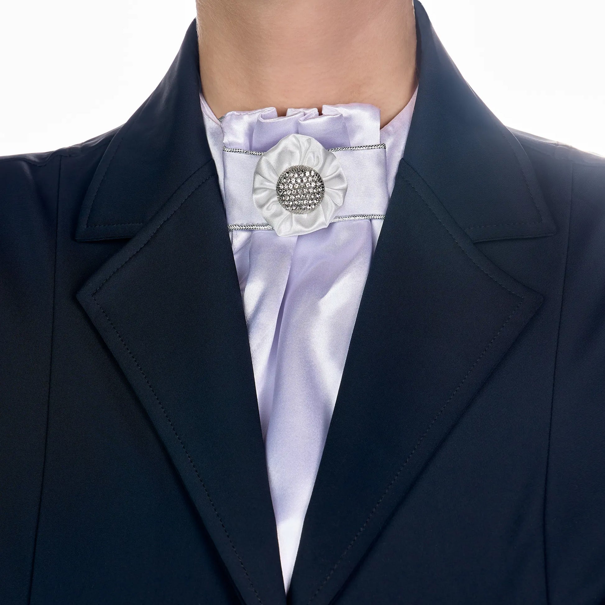 Plastrón Vellquine Fp flor blanca lisa puesto
