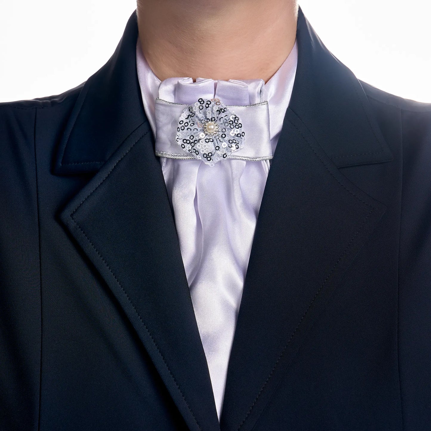 Plastrón Vellquine Fp flor blanca puesto